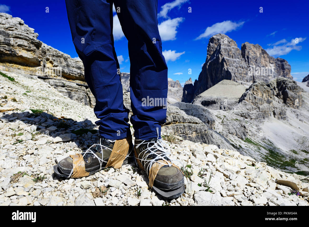 Wanderer mit einem reparierten Wanderschuhe auf dem Wanderweg 101 am Büllele-Joch-Hütte, Sextner Dolomiten, Hochpustertal Stockfoto