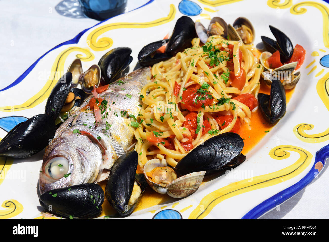 Fischplatte im Restaurant Le Terrazze di Eolo, die Insel Stromboli, Lipari und die äolischen Inseln, Sizilien, Italien Stockfoto