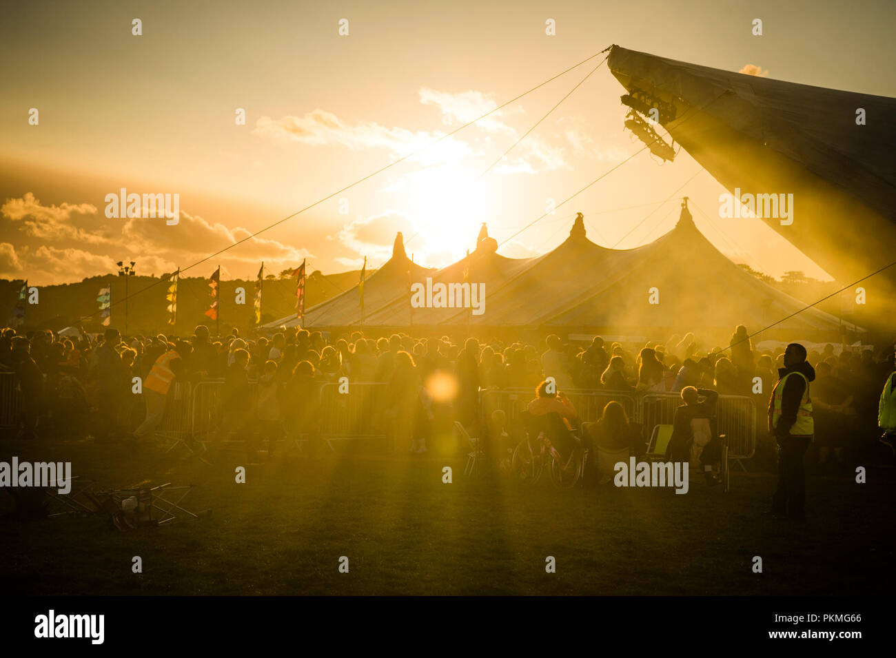 Das Publikum genießt die Darsteller auf den großen Tribut Music Festival, Wales das größte Ereignis zu würdigen Handlungen gewidmet, August Bank Holiday Wochenende, Aberystwyth Wales UK Sommer 2018 Stockfoto