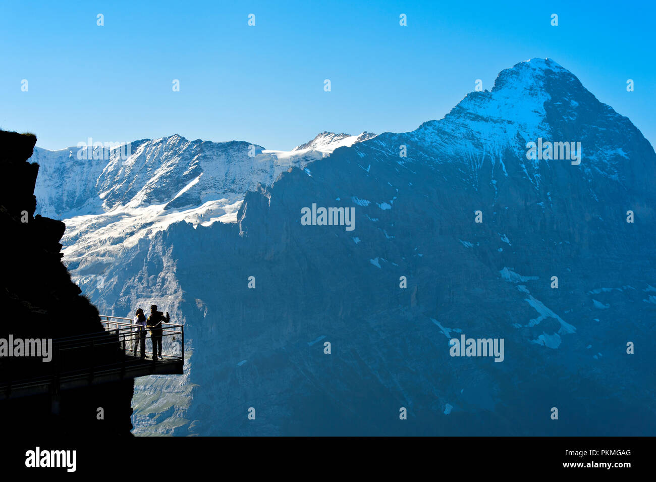 Touristen auf die Erste Klippe Spaziergang durch Tissot vor der Eiger Nordwand, Grindelwald, Schweiz Stockfoto