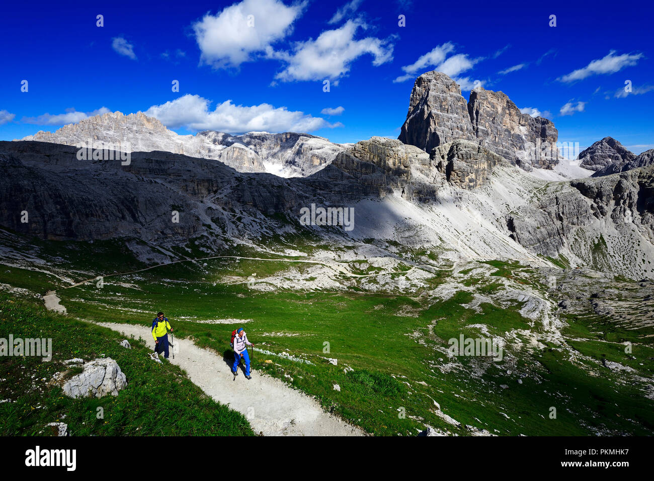 Wanderer auf dem Weg 101, hinter dem Gipfel der Einser, Sextner Dolomiten, Hochpustertal, Südtirol, Italien Stockfoto