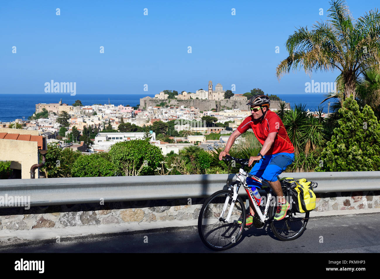 Radfahrer oben Stadt Lipari, Äolische Inseln oder Äolischen Inseln, Sizilien, Italien Stockfoto