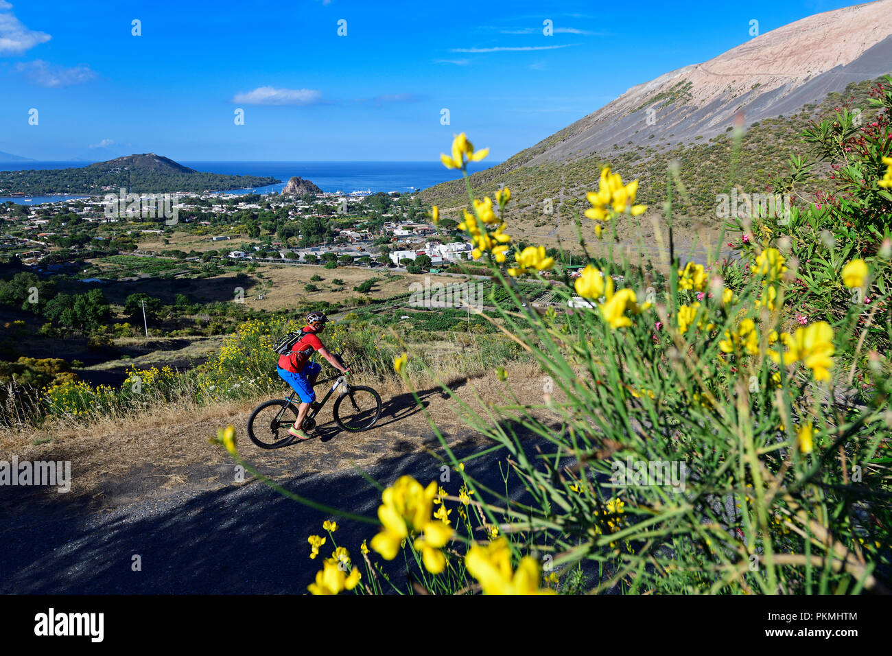 Radfahrer auf dem Monte Lentia mit Blick auf die Insel Vulcano, Lipari und die äolischen Inseln, Sizilien, Italien Stockfoto