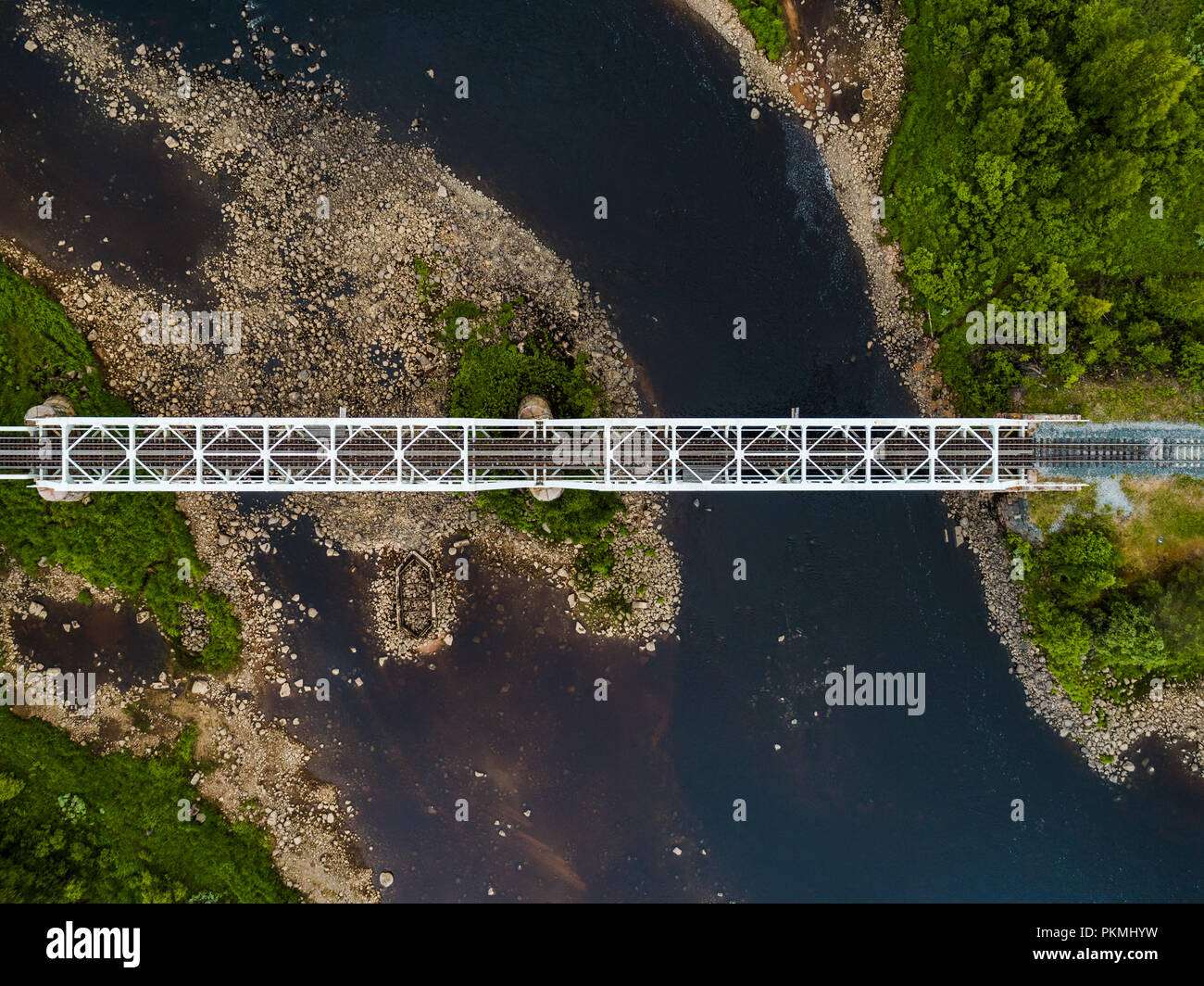 Stahl Eisenbahn Brücke über den Fluss im Norden Finnlands aus der Luft betrachtet gerade nach oben Stockfoto