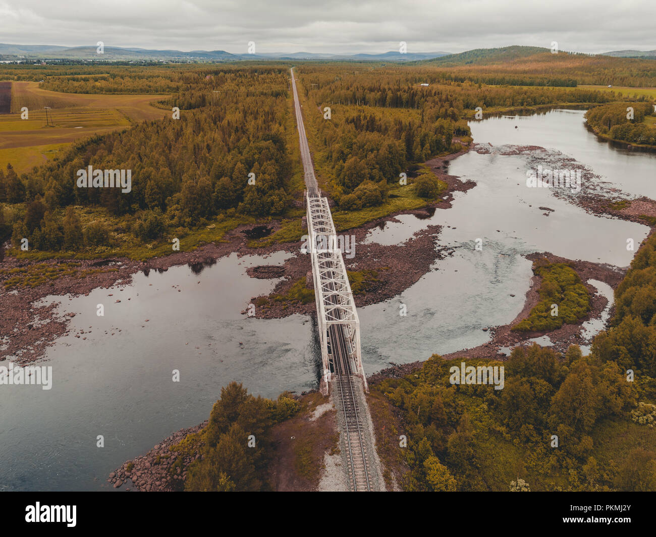Stahl Eisenbahn Brücke über den Fluss im Norden Finnlands aus der Luft betrachtet Stockfoto