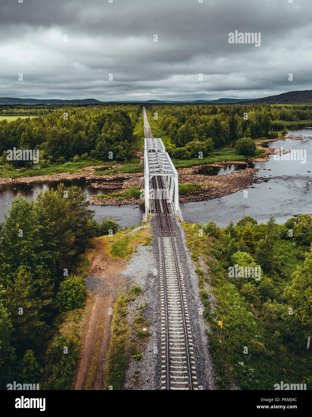 Stahl Eisenbahn Brücke über den Fluss im Norden Finnlands aus der Luft betrachtet Stockfoto