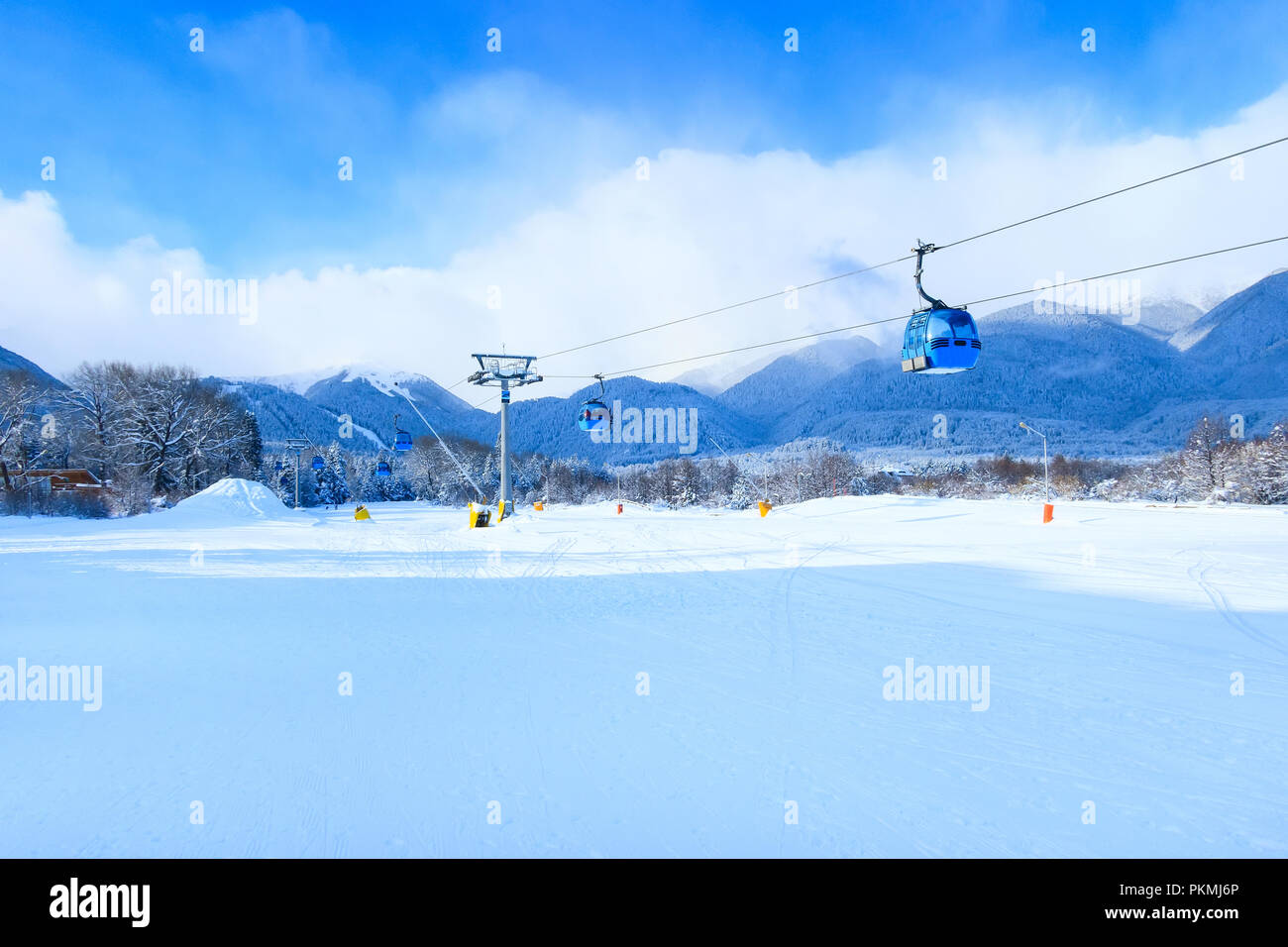 Bansko, Bulgarien Winter Skigebiet mit Skipiste, Gondelbahn Hütten und Berge Stockfoto