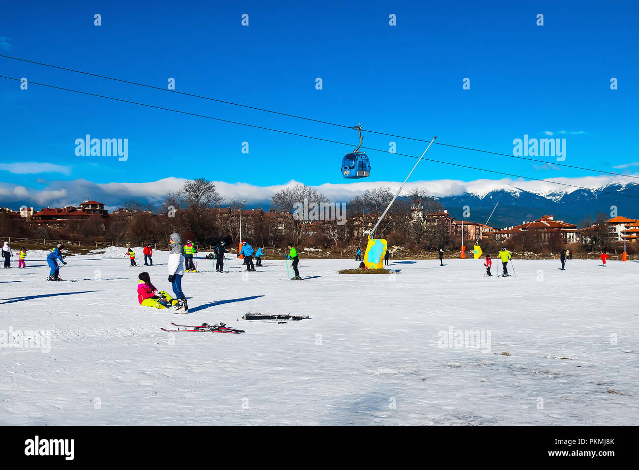 Bansko, Bulgarien - 3. Januar 2018: Winter Skigebiet Bansko, Skipiste, Ski und Berge anzeigen Stockfoto