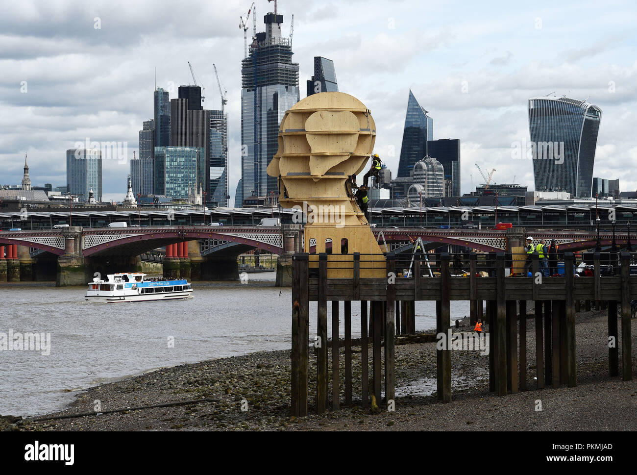 Handwerker installieren Sie den Kopf über Wasser Skulptur vom britischen Designer Steuart Padwick zur Unterstützung von Zeit zu ändern, die Anti-stigma psychische Gesundheit Kampagne, geht auf Anzeige an der South Bank in London. Stockfoto
