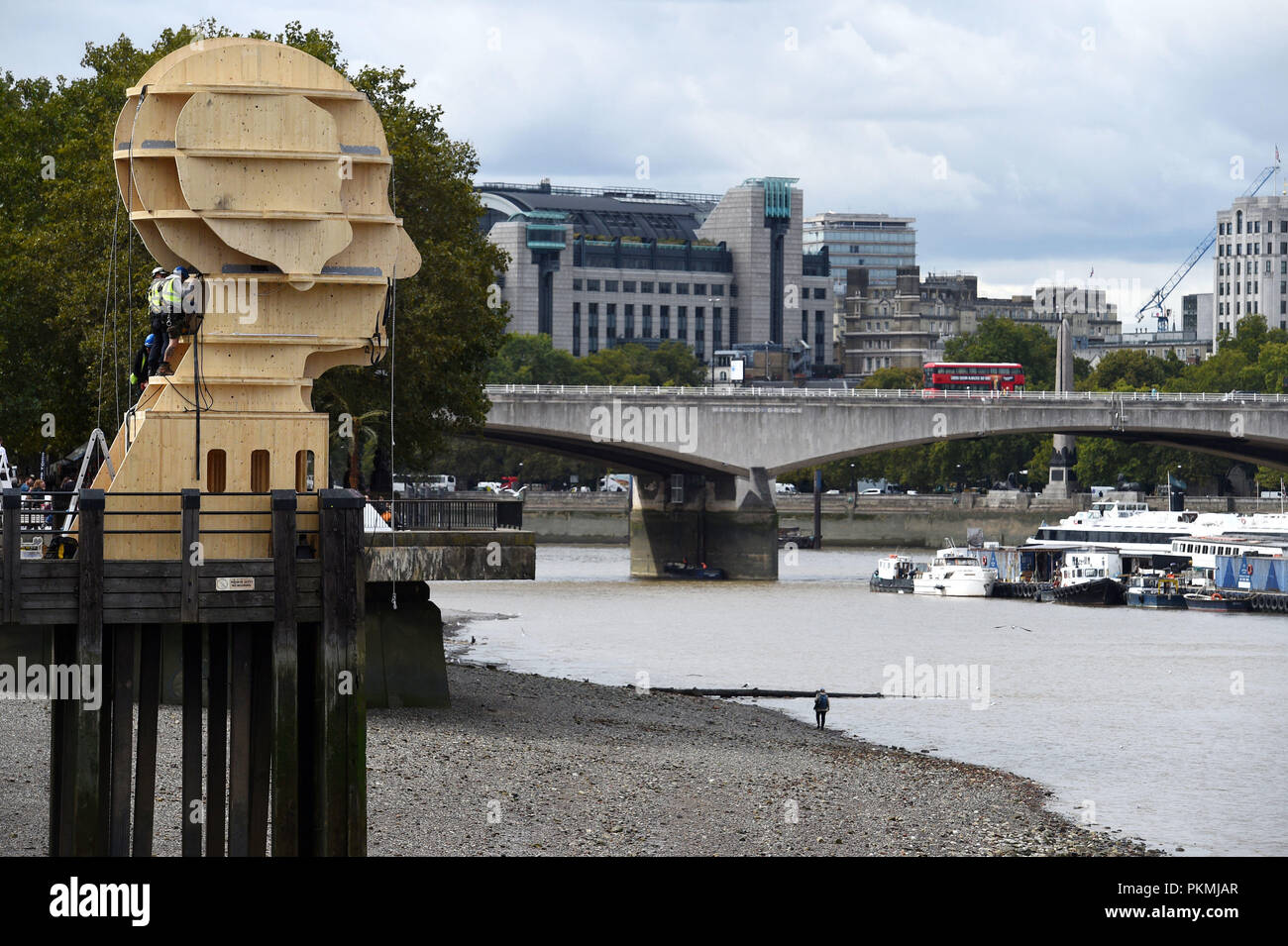Handwerker installieren Sie den Kopf über Wasser Skulptur vom britischen Designer Steuart Padwick zur Unterstützung von Zeit zu ändern, die Anti-stigma psychische Gesundheit Kampagne, geht auf Anzeige an der South Bank in London. Stockfoto