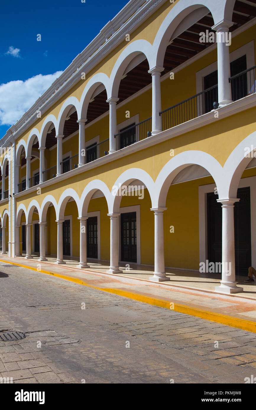 Campeche, Mexiko - Januar 31,2018: Typische koloniale Straße in Campeche, Mexiko. Historische Festungsstadt Campeche - UNESCO-Weltkulturerbe. Stockfoto