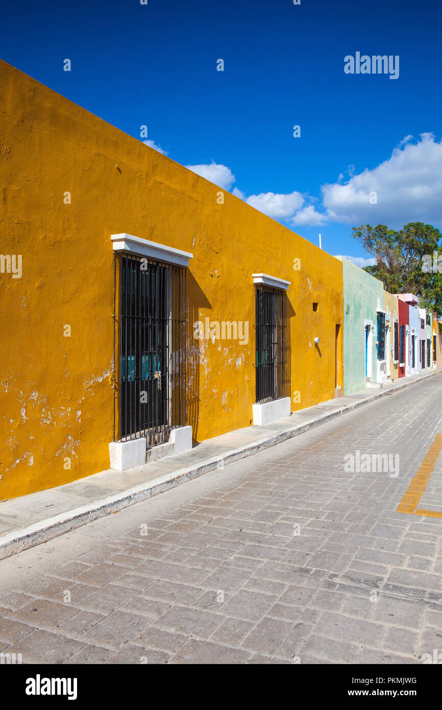 Campeche, Mexiko - Januar 31,2018: Typische koloniale Straße in Campeche, Mexiko. Historische Festungsstadt Campeche - UNESCO-Weltkulturerbe. Stockfoto