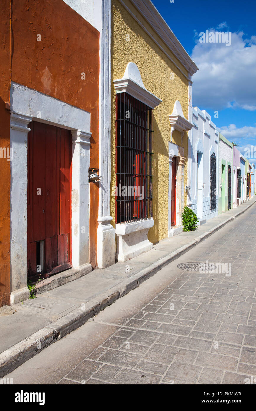 Campeche, Mexiko - Januar 31,2018: Typische koloniale Straße in Campeche, Mexiko. Historische Festungsstadt Campeche - UNESCO-Weltkulturerbe. Stockfoto