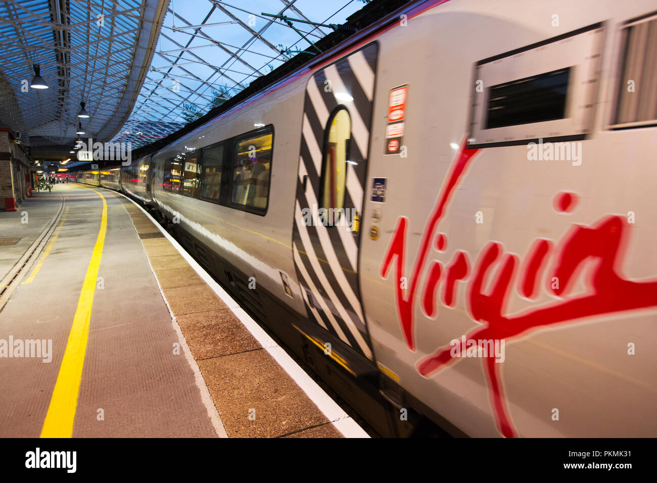 Eine Jungfrau Zug am Bahnhof Crewe, Cheshire, UK. Stockfoto