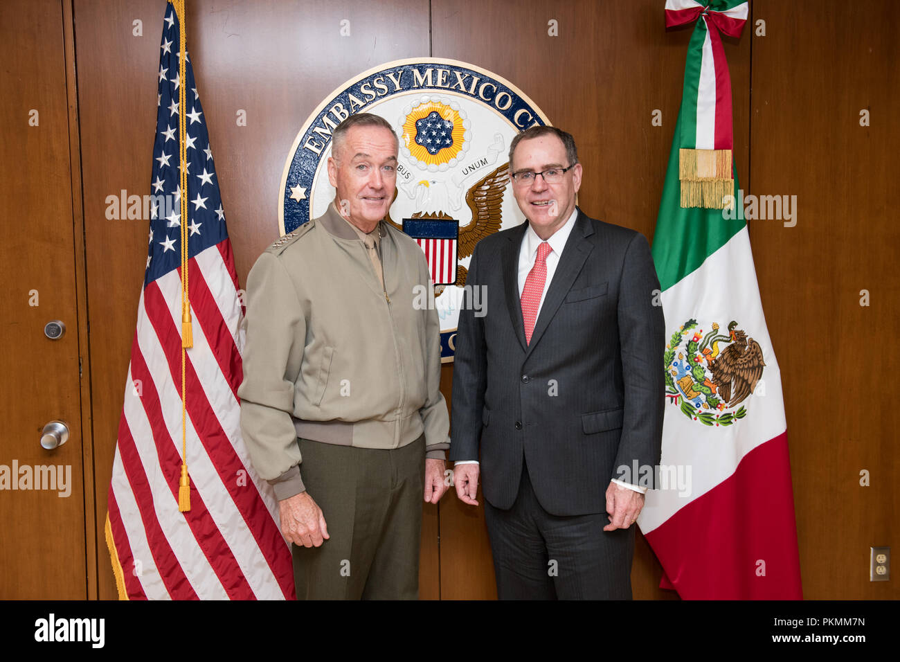 Mexiko City, Mexiko. 13 Sep, 2018. Us Marine Corps Gen. Joe Dunford, Vorsitzender des Generalstabs, posiert für ein Foto mit Herrn John S. Rahmtopf, ChargÐž d'Affaires auf der US-Botschaft in Mexiko-Stadt, Mexiko, Sept. 13, 2018. Credit: Us Joint Staff/russischen Look/ZUMA Draht/Alamy leben Nachrichten Stockfoto