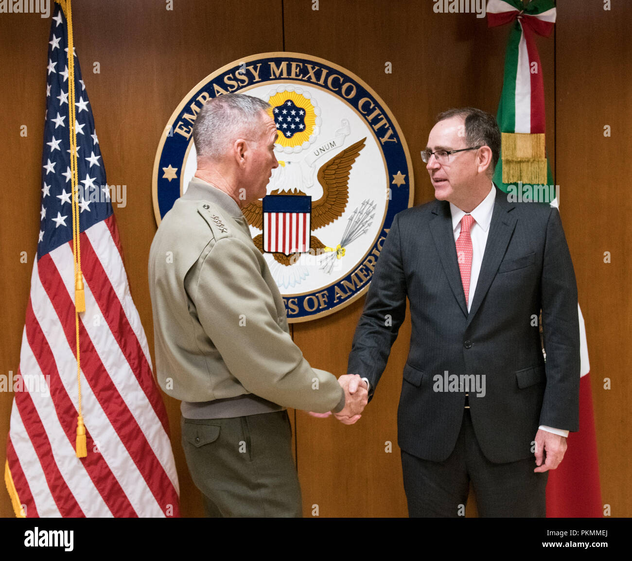 Mexiko City, Mexiko. 13 Sep, 2018. Us Marine Corps Gen. Joe Dunford, Vorsitzender des Generalstabs, spricht mit Herrn John S. Rahmtopf, ChargÐž d'Affaires auf der US-Botschaft in Mexiko-Stadt, Mexiko, Sept. 13, 2018. Credit: Us Joint Staff/russischen Look/ZUMA Draht/Alamy leben Nachrichten Stockfoto