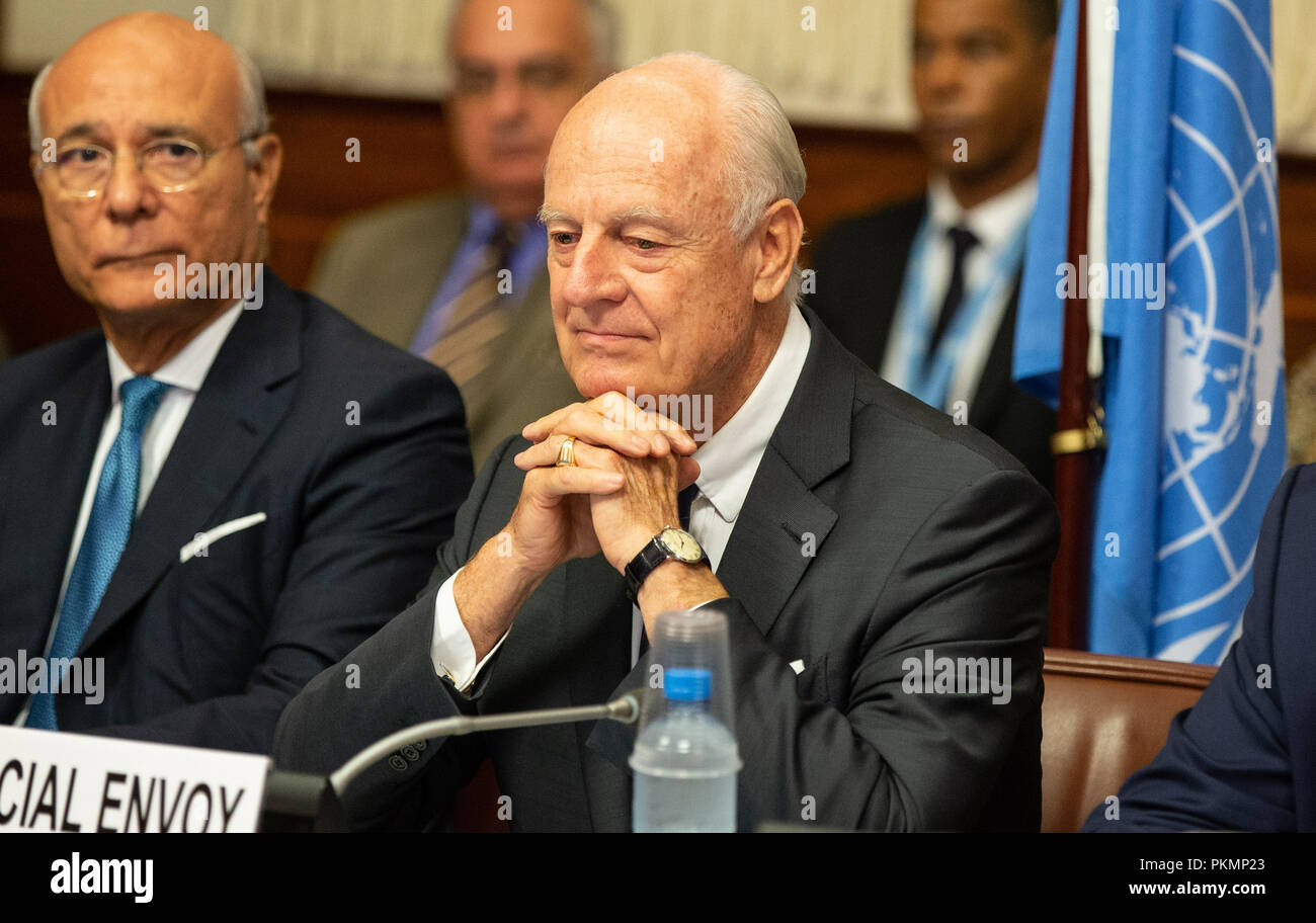 (180914) - Genf, Sept. 14, 2018 (Xinhua) - VN-Sonderbeauftragten des Generalsekretärs für Syrien Staffan de Mistura (R) nimmt an einer Sitzung, während der Konsultationen über Syrien, am Europäischen Sitz der Vereinten Nationen in Genf, Schweiz, Sept. 14, 2018. Vertreter aus Ägypten, Frankreich, Deutschland, Jordanien, Saudi-Arabien, die Vereinigten Staaten und das Vereinigte Königreich mit dem VN-Sonderbeauftragten des Generalsekretärs für Syrien auf Diskussion Situation in Syrien am Freitag. (Xinhua/Pool/Xu Jinquan) Stockfoto