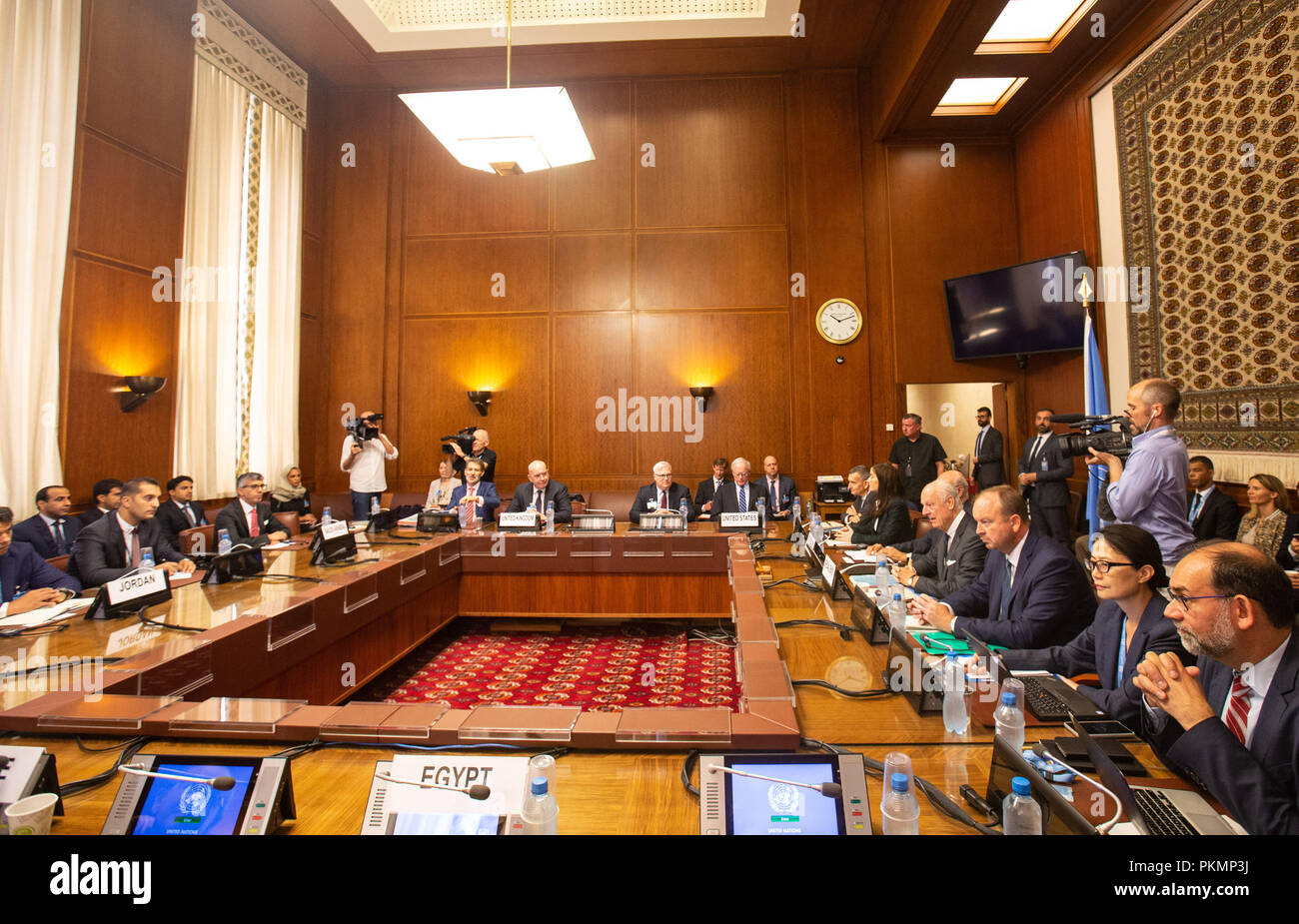 (180914) - Genf, Sept. 14, 2018 (Xinhua) - Foto auf Sept. 14, 2018 zeigt eine Sitzung während der Konsultationen über Syrien in Genf, Schweiz. Vertreter aus Ägypten, Frankreich, Deutschland, Jordanien, Saudi-Arabien, die Vereinigten Staaten und das Vereinigte Königreich, traf sich mit dem UN-Sonderbeauftragten des Generalsekretärs für Syrien auf Diskussion Situation in Syrien am Freitag. (Xinhua/Pool/Xu Jinquan) Stockfoto