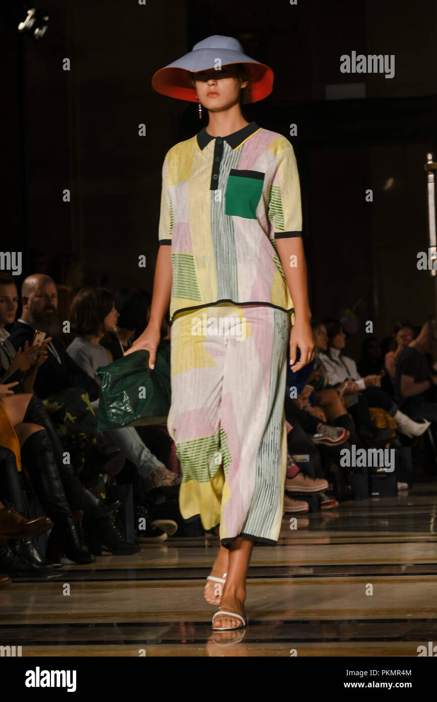 London, Großbritannien. 14. September 2018. Designer I - Am-Chen Vitrinen ist neueste Kollektion Fashion Scout - SS19 am Freimaurer Hall, London, Großbritannien. 14. September 2018. Bild Capital/Alamy leben Nachrichten Stockfoto