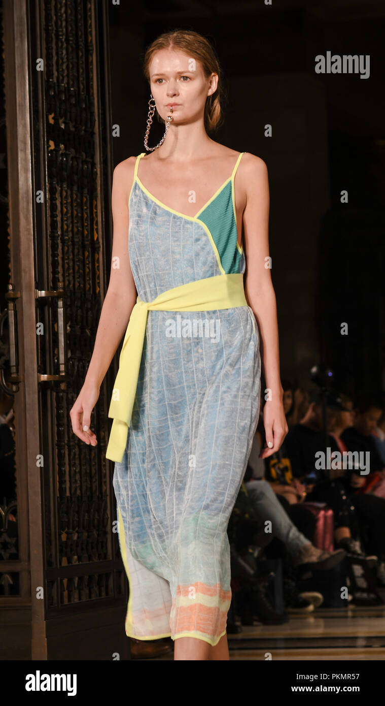 London, Großbritannien. 14. September 2018. Designer I - Am-Chen Vitrinen ist neueste Kollektion Fashion Scout - SS19 am Freimaurer Hall, London, Großbritannien. 14. September 2018. Bild Capital/Alamy leben Nachrichten Stockfoto