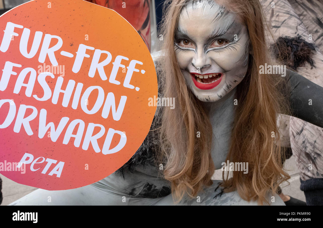 London, 14. September 2018, London Fashion Week PETA Demonstranten in Cat Outfits feiern eine "keinen Pelz" fashion week, Kredit Ian Davidson/Alamy leben Nachrichten Stockfoto