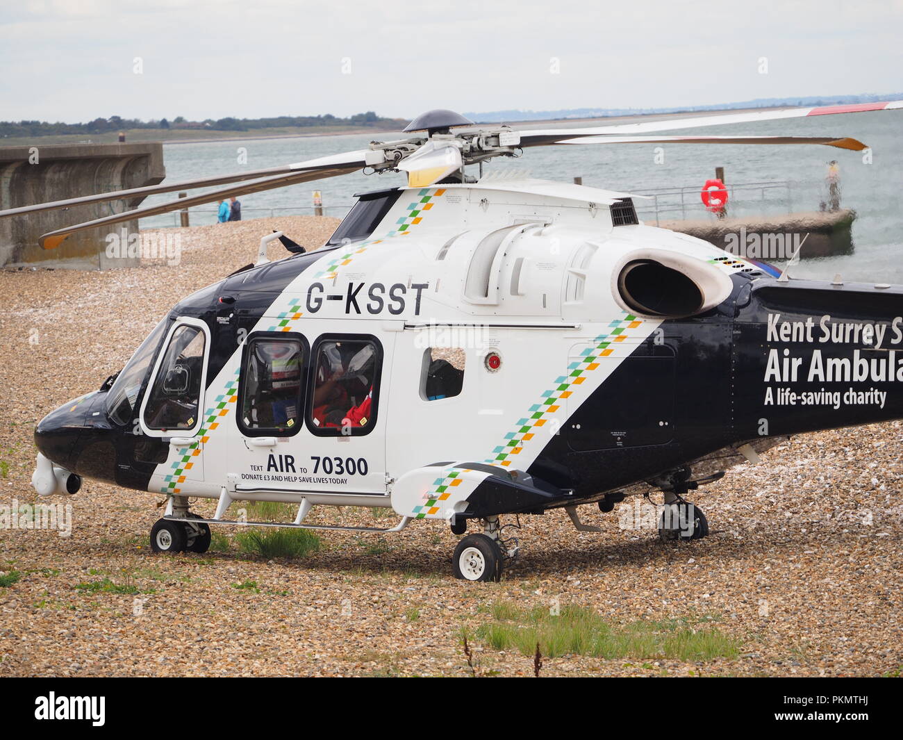 Sheerness, Kent, Großbritannien. 14 Sep, 2018. Das Kent Air Ambulance landete auf Sheerness Strand um 14.30 Uhr am Nachmittag zwei Krankenwagen an einem Vorfall in der James Street, Sheerness zu unterstützen. Die Air Ambulance ging bei 3 Uhr, mit dem Unfall Medway Maritime Krankenhaus von der Straße genommen. Credit: James Bell/Alamy leben Nachrichten Stockfoto