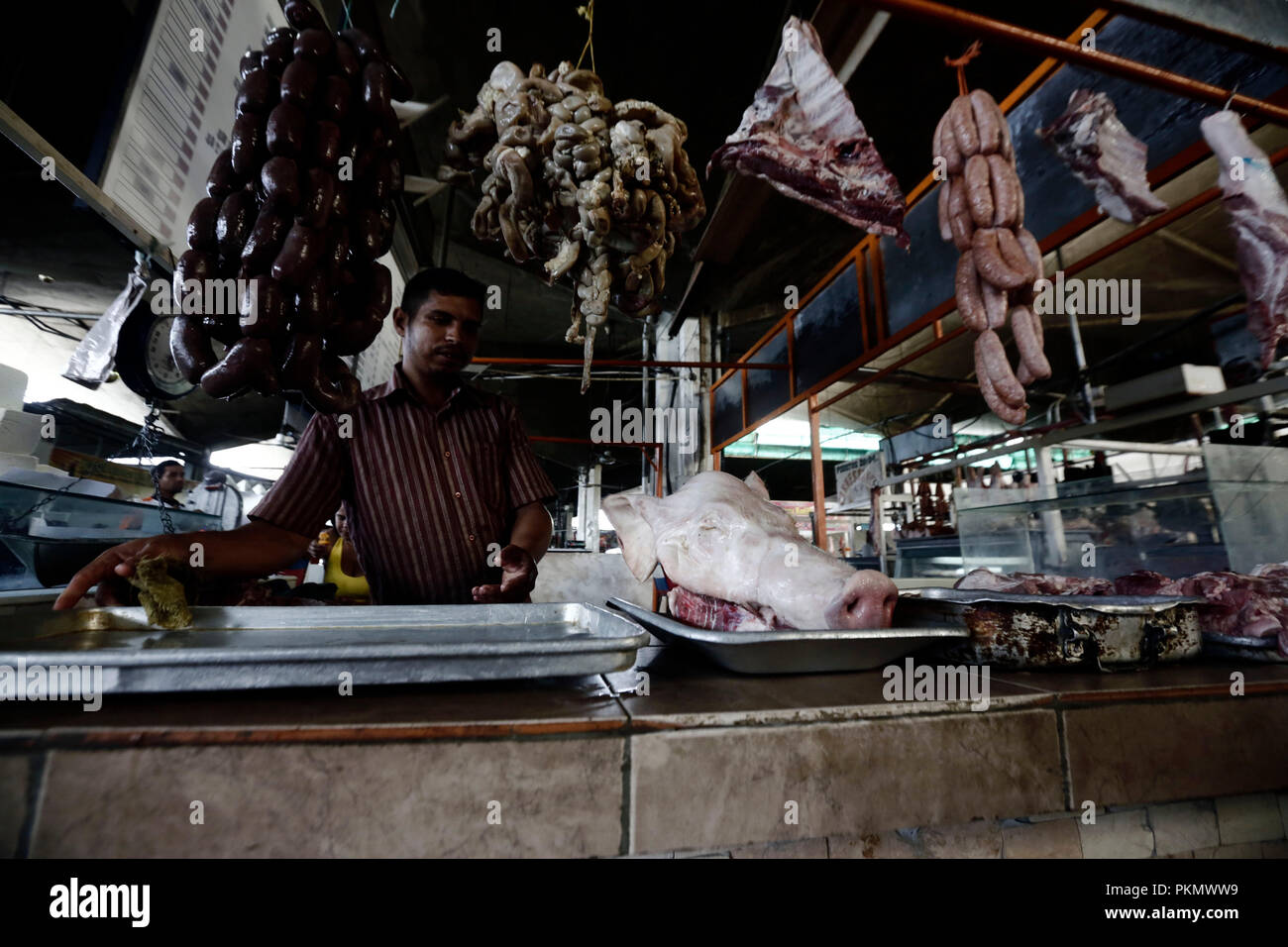 Valencia, Carabobo, Venezuela. 14 Sep, 2018. September 14, 2018. Das Fleisch von Rindfleisch aus dem Metzger verschwindet durch die Regulierung der Preise durch die Regierung. Der Preis für das Kilo Rindfleisch ist für Verkauf in Metzgereien jedes Kilogramm in Bs 90, oo (Bf etabliert. 11.300, oder die alte Kegel) und Händler wollen jedes Kilogramm in Bs zu versenden. 120,oo bis 150,oo (Bf. 12.000.000, Oo und Bf 15. 000.000, oo der alten Konus) würden Sie verlieren zwischen. ÃŠBs 30,oo und 60,oo pro Kilogramm. Situation nicht akzeptiert und die Kaufleute sind gezwungen, zum Verkauf unregulierte Produkte s Angebot Stockfoto