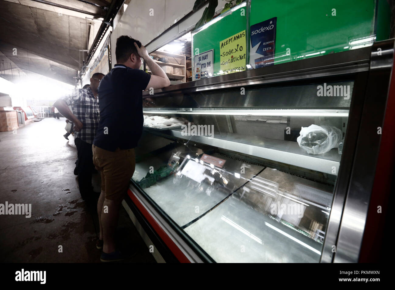 Valencia, Carabobo, Venezuela. 14 Sep, 2018. September 14, 2018. Das Fleisch von Rindfleisch aus dem Metzger verschwindet durch die Regulierung der Preise durch die Regierung. Der Preis für das Kilo Rindfleisch ist für Verkauf in Metzgereien jedes Kilogramm in Bs 90, oo (Bf etabliert. 11.300, oder die alte Kegel) und Händler wollen jedes Kilogramm in Bs zu versenden. 120,oo bis 150,oo (Bf. 12.000.000, Oo und Bf 15. 000.000, oo der alten Konus) würden Sie verlieren zwischen. ÃŠBs 30,oo und 60,oo pro Kilogramm. Situation nicht akzeptiert und die Kaufleute sind gezwungen, zum Verkauf unregulierte Produkte s Angebot Stockfoto