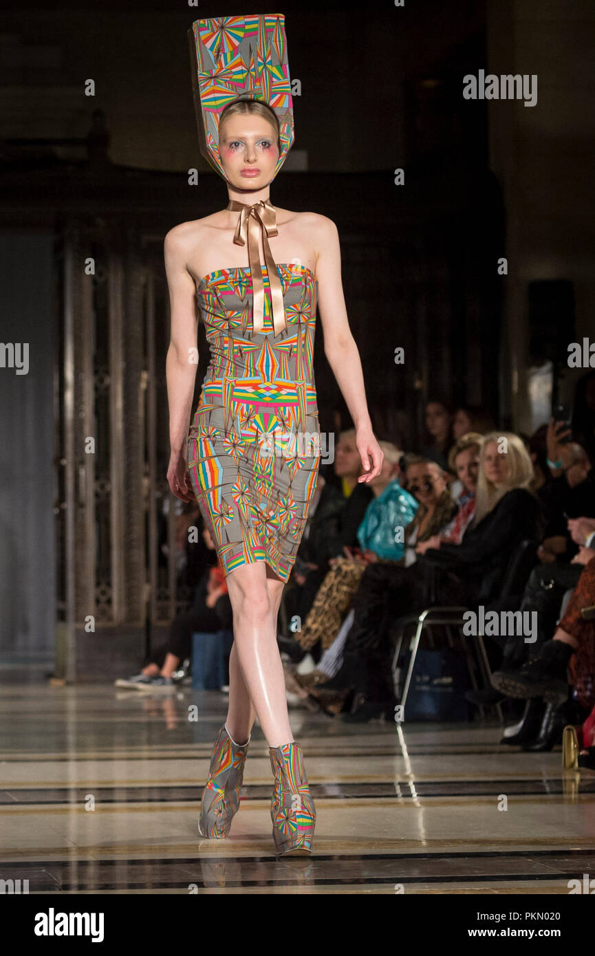 London, Großbritannien. 14. September 2018. Ein Modell, das uns einen Blick von Pam Hogg während Fashion Scout SS 19, ein Zeitplan der Freimaurer Hall in Covent Garden, am Eröffnungstag der London Fashion Week. Credit: Stephen Chung/Alamy leben Nachrichten Stockfoto