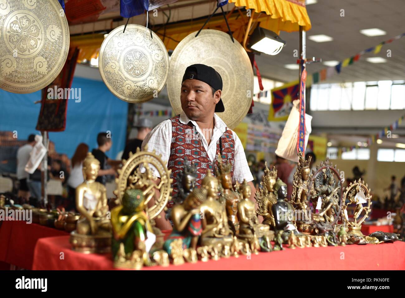 Neapel, Italien. 14 Sep, 2018. Ein Mann gesehen, die traditionelles Götzen während des Festivals Das Festival dell'Oriente kehrt in Napoli für drei Tage, in der Ausstellung komplexe ''MOstra d'Oltremare''. Eintauchen in die orientalische Kultur und Traditionen von einer grenzenlosen Kontinent mit typischen Gastronomie, Sone/SOPA Im Stockfoto