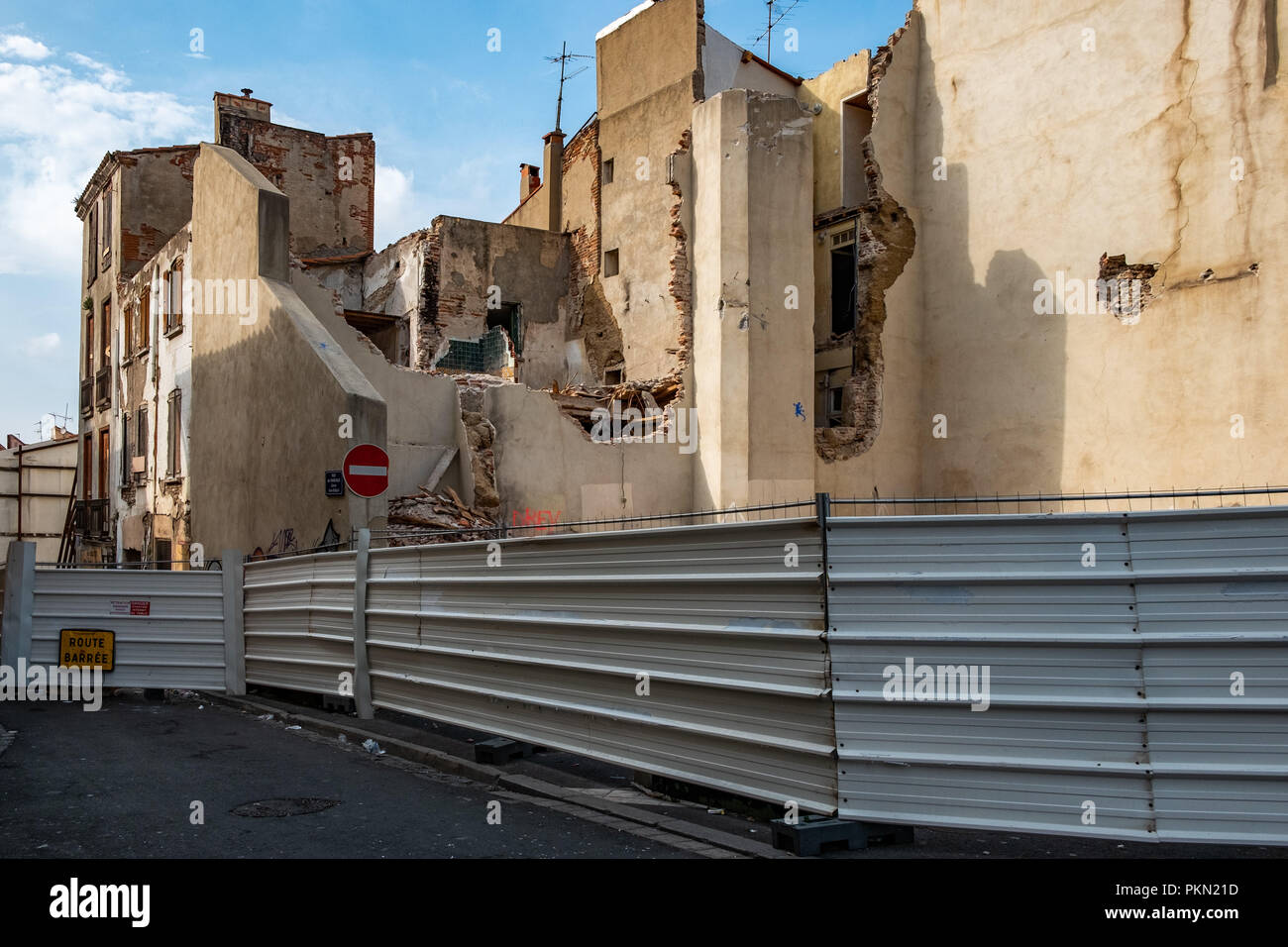 Perpignan, Frankreich, Spanien. 9 Sep, 2018. Ein metall Zaun um das Gebäude für den Abriss im historischen Viertel von Saint-Jacques benannt. Das Rathaus von Perpignan, Frankreich, hat einen neuen Rehabilitation des historischen Zentrum von Perpignan, die vor allem das Viertel Saint-Jacques betrifft neu gestartet. Es gibt Zahlreiche Plakate auf den Straßen, die fordern, dass Saint-Jacques nicht trotz den schlechten Zustand der Gebäude zerstört werden. Credit: Paco Freire/SOPA Images/ZUMA Draht/Alamy leben Nachrichten Stockfoto