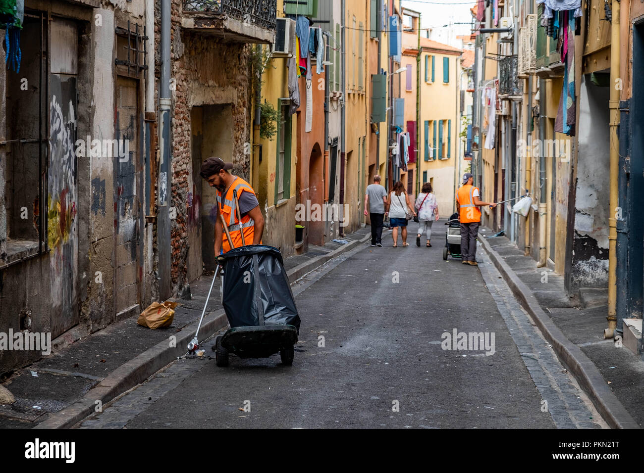 Perpignan, Frankreich, Spanien. 10 Sep, 2018. Die stadtreinigung sind für die tägliche Reinigung auf den Straßen von Saint-Jacques gesehen. Das Rathaus von Perpignan, Frankreich, ein neues Sanierung des historischen Zentrum von Perpignan, die vor allem das Viertel Saint-Jacques betrifft neu gestartet wurde. Es gibt Zahlreiche Plakate auf den Straßen, die fordern, dass Saint-Jacques nicht trotz den schlechten Zustand der Gebäude zerstört werden. Credit: Paco Freire/SOPA Images/ZUMA Draht/Alamy leben Nachrichten Stockfoto