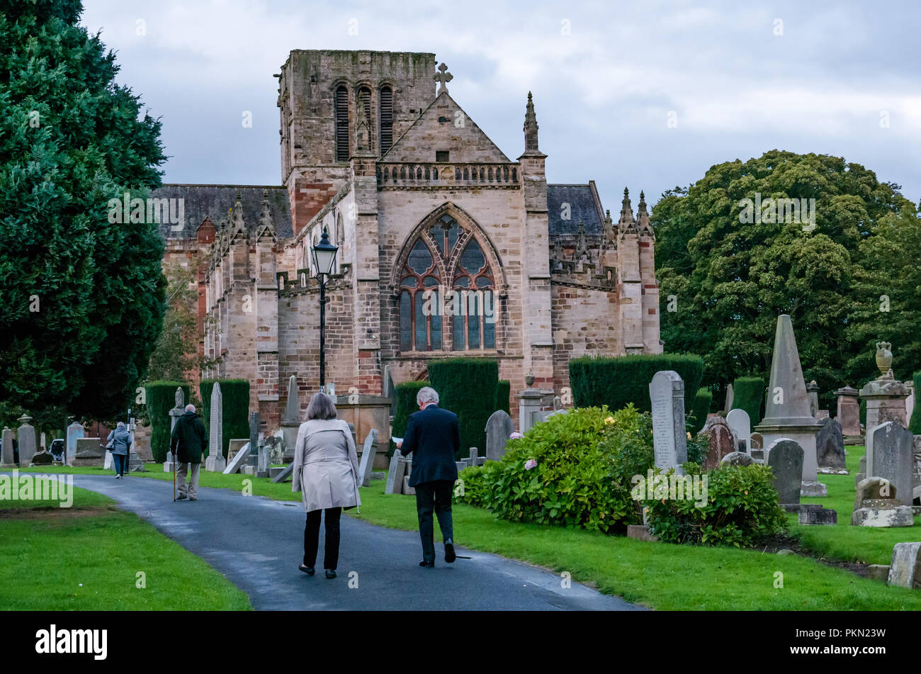 St. Mary's Parish Church, Haddington, East Lothian, Schottland, UK, 14. September 2018. Der lammermuir Festival eröffnungskonzert erfolgt mit BBC Scottish Symphony Orchestra. Die Menschen in der Kirche ankommen für das Konzert Stockfoto