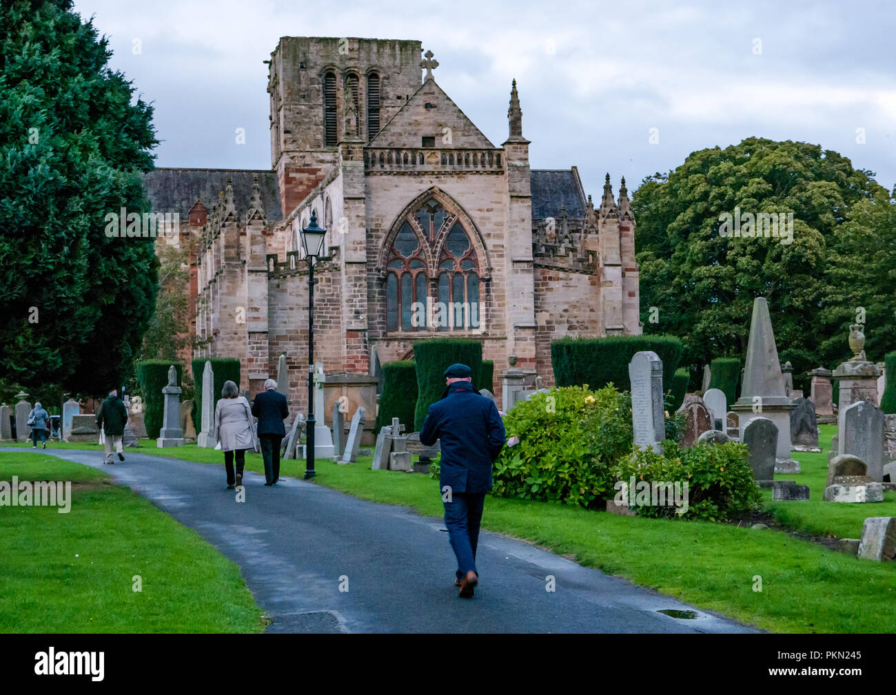 St. Mary's Parish Church, Haddington, East Lothian, Schottland, UK, 14. September 2018. Der lammermuir Festival eröffnungskonzert erfolgt mit BBC Scottish Symphony Orchestra. Die Menschen in der Kirche ankommen für das Konzert Stockfoto
