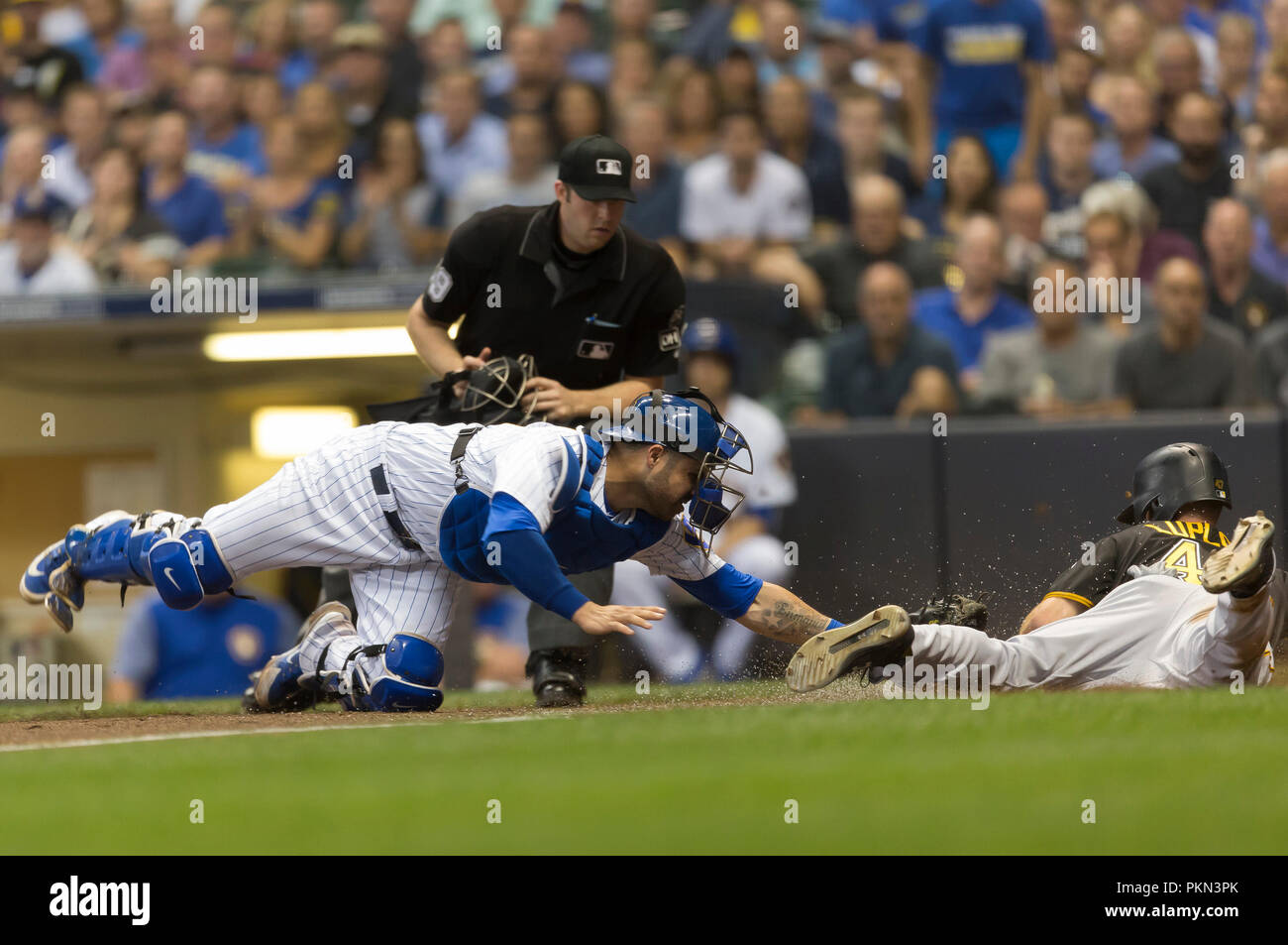 Milwaukee, WI, USA. 14 Sep, 2018. Milwaukee Brewers catcher Manny Pina #9 erreicht Pittsburgh Pirates Jordanien Luplow #47 zu kennzeichnen. Luplow zählte auf einem Opfer Fliegen im dritten Inning von der Major League Baseball Spiel zwischen den Milwaukee Brewers und die Pittsburgh Pirates am Miller Park in Milwaukee, WI. John Fisher/CSM/Alamy leben Nachrichten Stockfoto