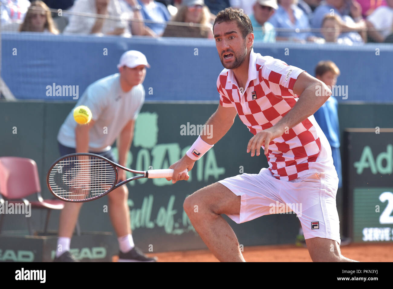 Zadar, Kroatien. 14 Sep, 2018. Marin Cilic Kroatien gibt einen Schuß zu Frances Tiafoe der Vereinigten Staaten während eines im Halbfinale des Davis Cup in Zadar, Kroatien, Sept. 14, 2018. Marin Cilic gewann 3-0. Quelle: Dino Stanin/Xinhua/Alamy leben Nachrichten Stockfoto