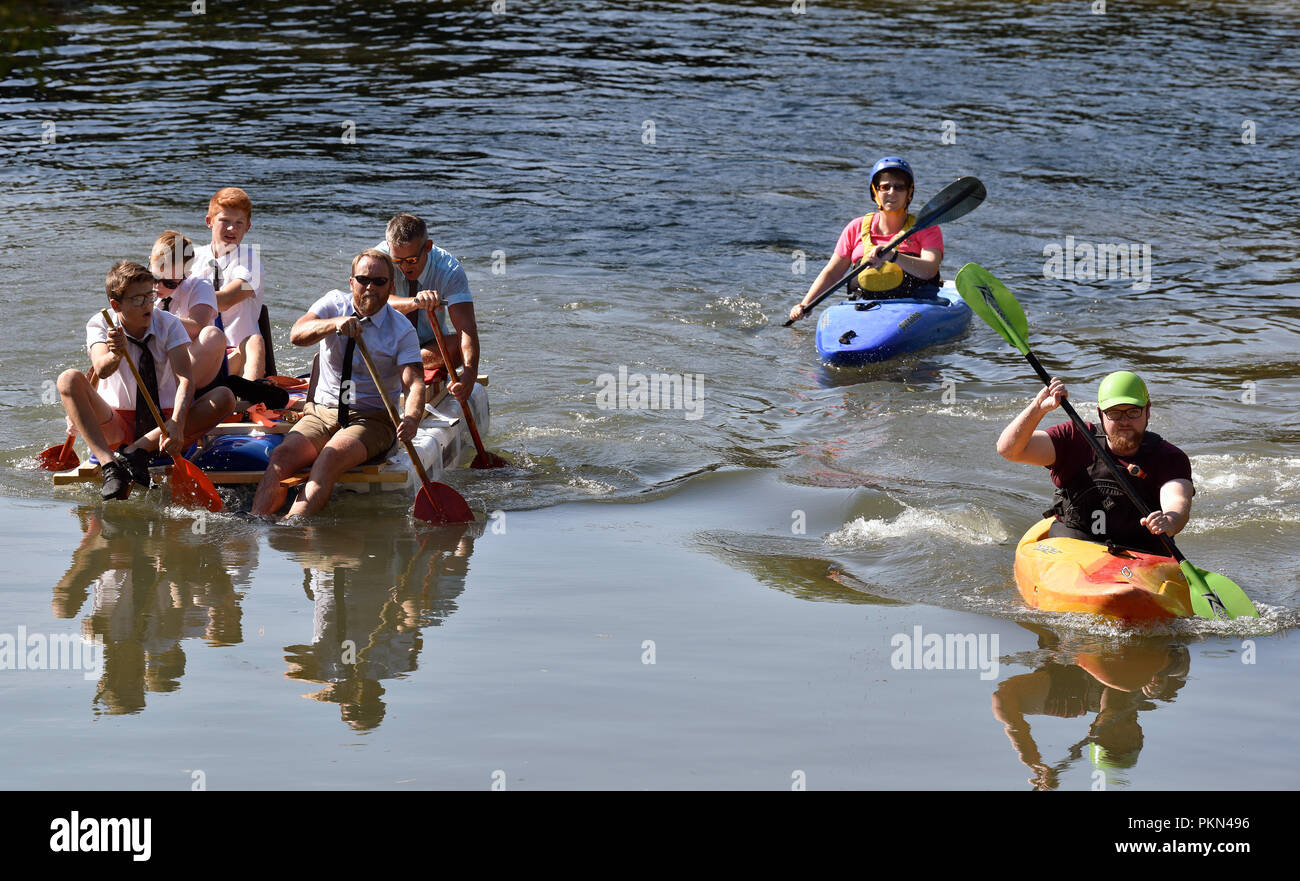 Raft race entlang der Basingstoke Canal, Odiham, Hampshire, UK. 2. September 2018. Stockfoto