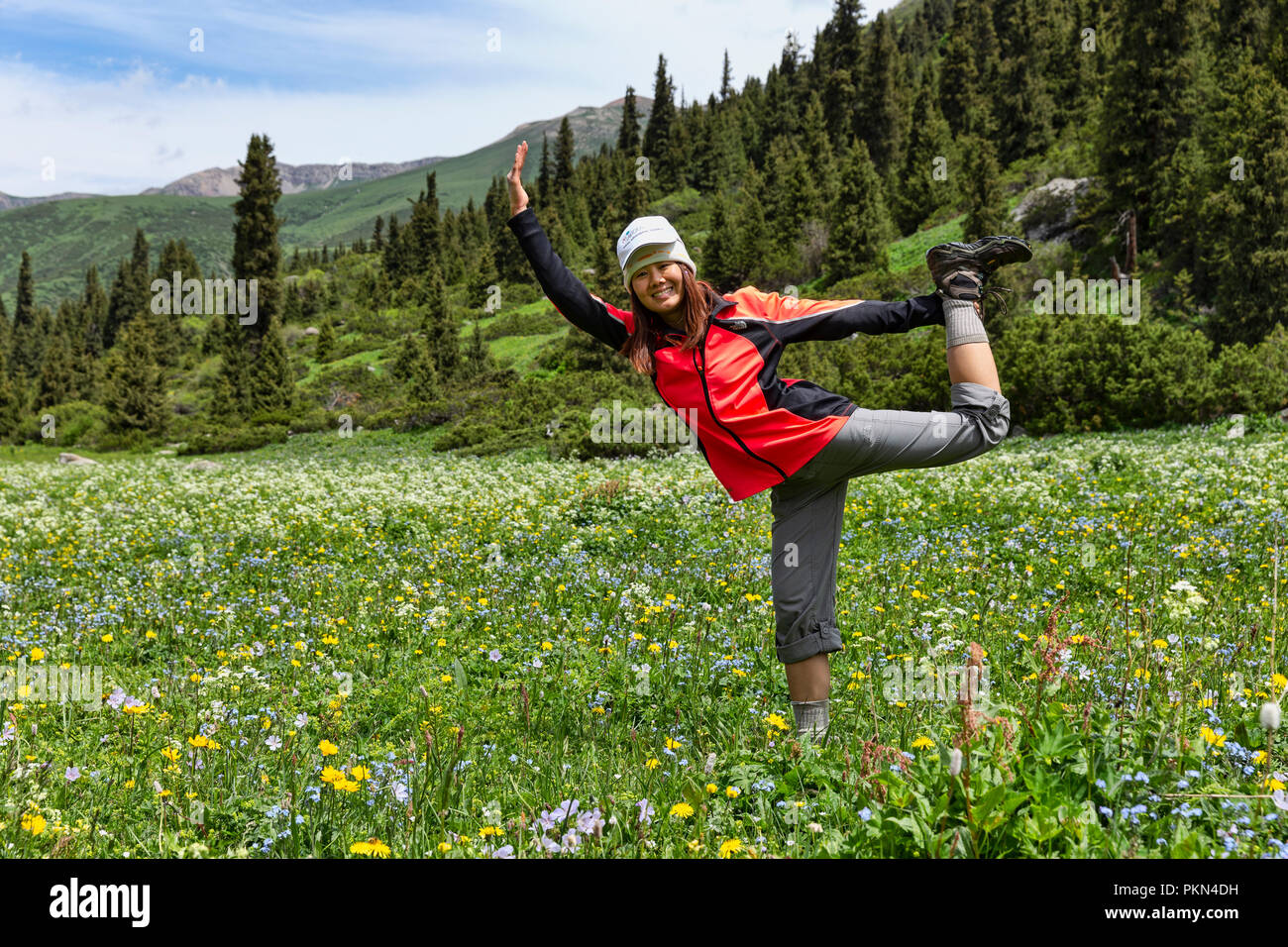 Trekker genießt wildflower Meadow, Keskenkyia Loop trek, Jyrgalan, Kirgisistan Stockfoto