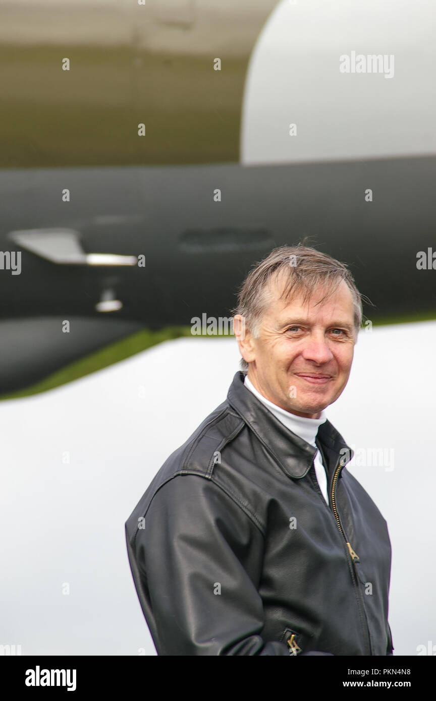 SQN LDR (im Ruhestand) David Thomas. RAF, Royal Air Force Vulcan Display Pilot Dave Thomas mit Avro Vulcan Bomber Jet Flugzeug Stockfoto