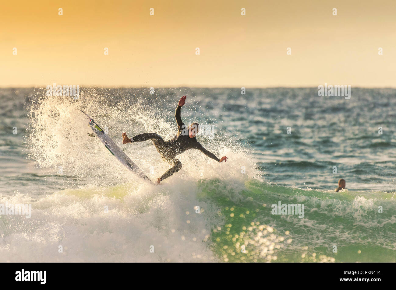 Surfen GROSSBRITANNIEN. Ein Surfer auf einer Welle an Fistral in Newquay Cornwall. Stockfoto