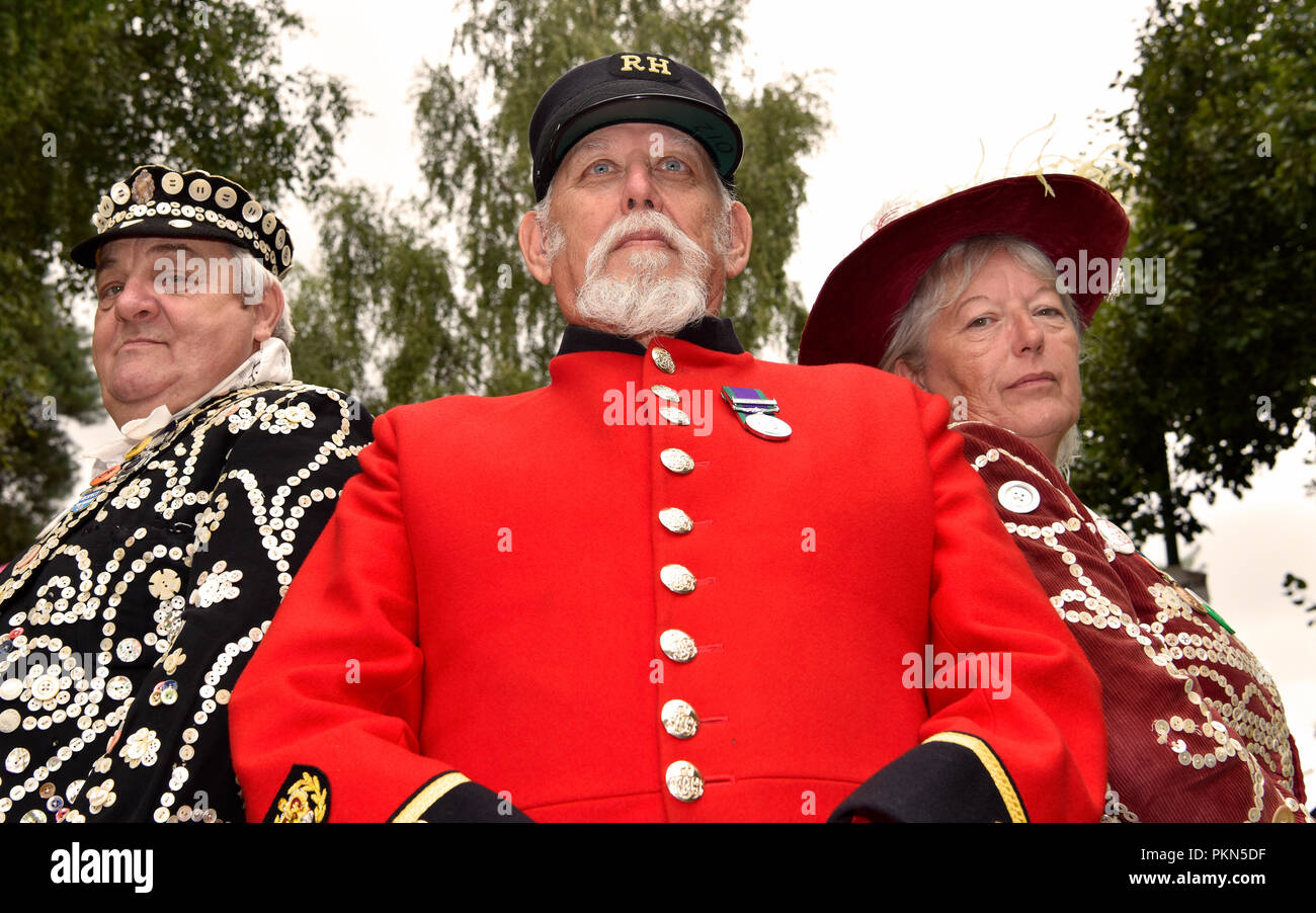 Porträt einer Chelsea Rentner (Mitte) mit Pearly King & Queen of Lambeth, Bordon, Hampshire, UK. 11.08.2018. Stockfoto