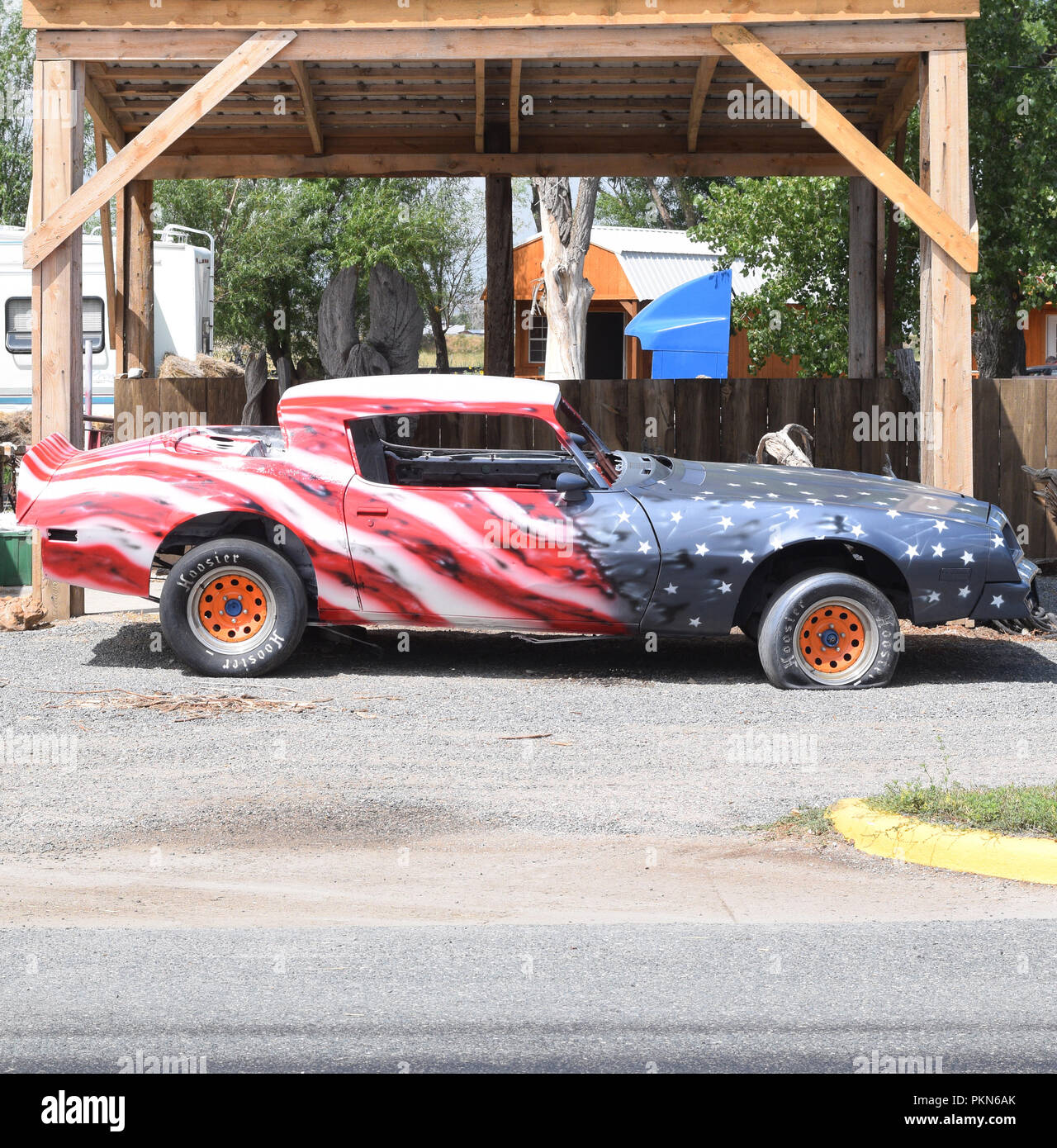 Oldtimer rot lackiert weiß und blau mit Sternen und Streifen Stockfoto