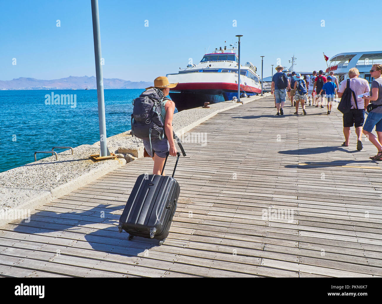 Ein Backpacker Verpflegung in eine Fähre im Hafen von Kos, eine griechische Insel der Region südliche Ägäis, Griechenland. Stockfoto