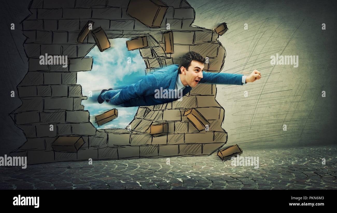Fliegender Geschäftsmann brechen durch die Wand wie ein Superheld. Wirtschaftlicher Erfolg, Chance und Risiko Konzept. Stockfoto