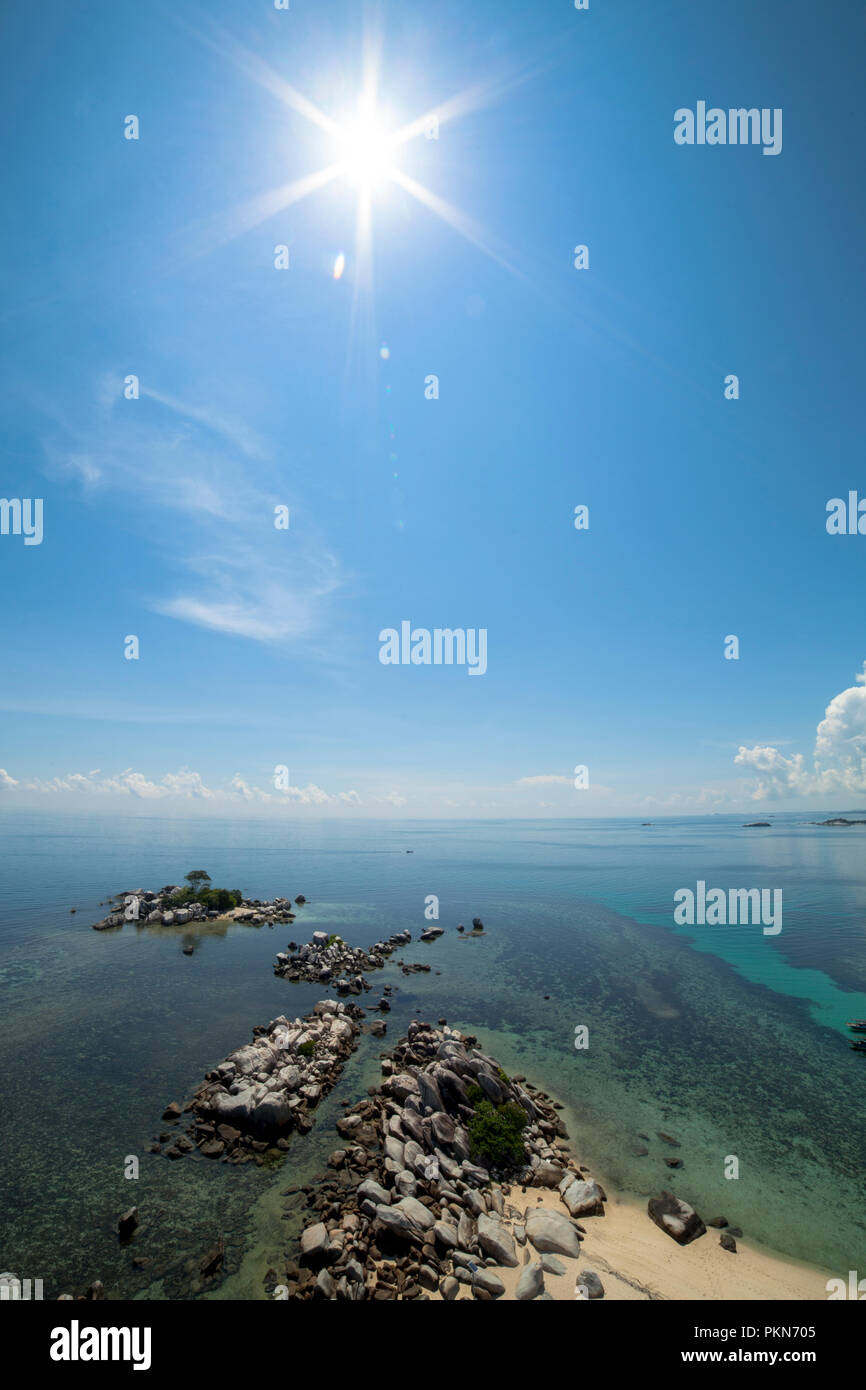Felsinseln in der Sonne, Bangka Belitung, Indonesien Stockfoto