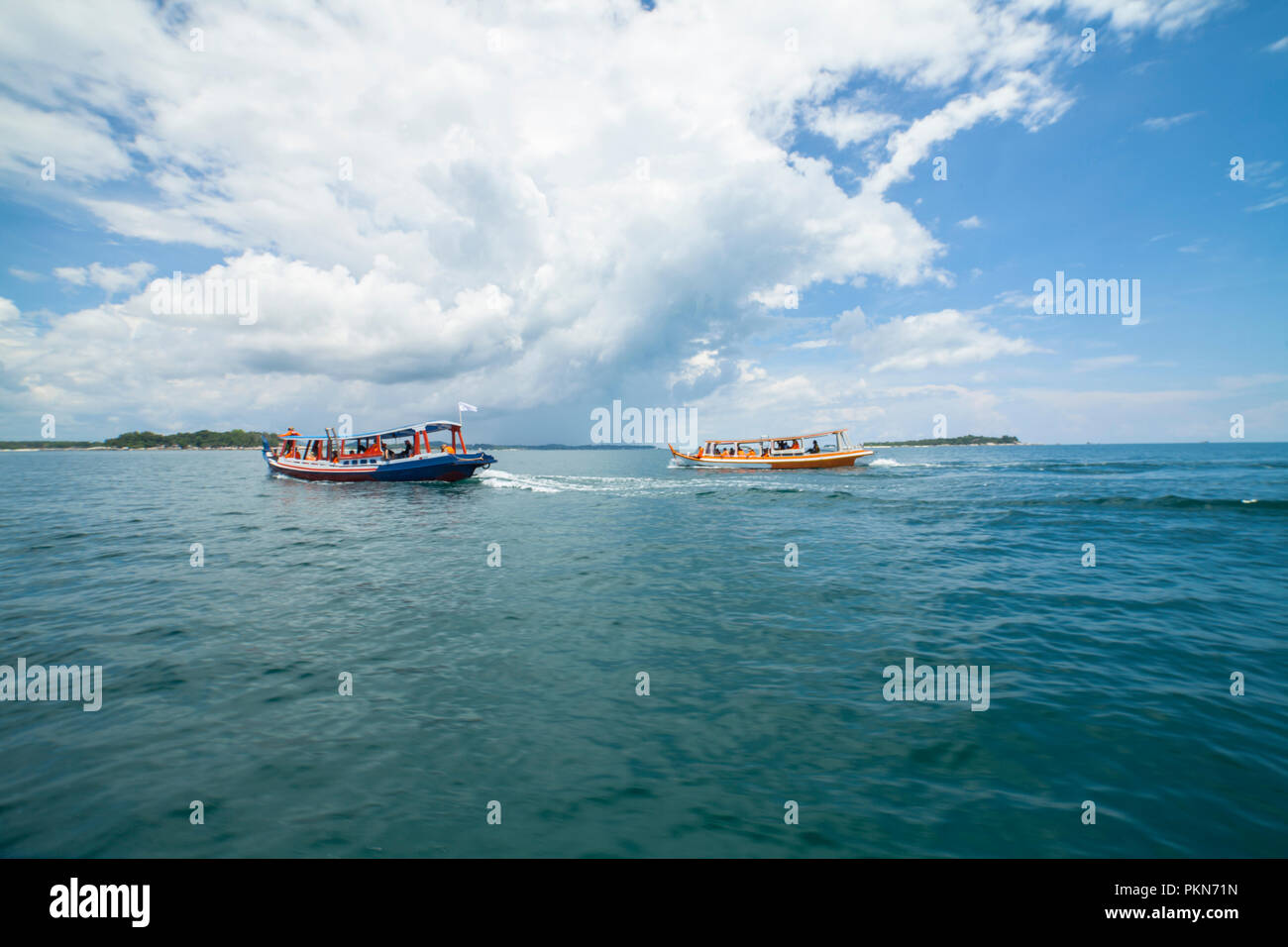 Zwei Boote am Strand, Bangka Belitung, Indonesien Stockfoto