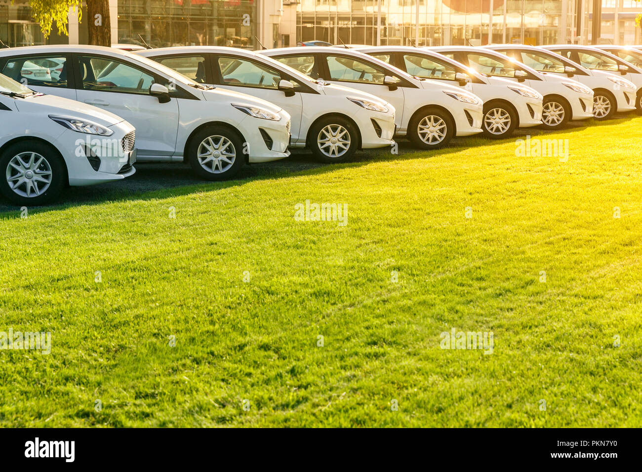 Reihe der Marke neue weiße Autos auf Lager im Autohaus. Unverkaufte Autos für Verkauf. Stockfoto