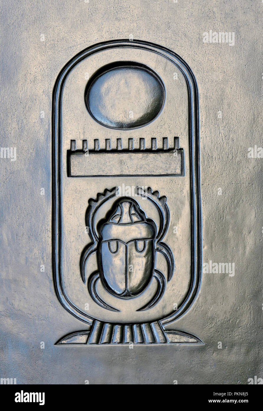 Hieroglyphen Kartusche 'Thuthmose III' - Hieroglyphen auf eine der sphynxes auf der Basis von Cleopatra's Needle, Victoria Embankment, London, England, U Stockfoto