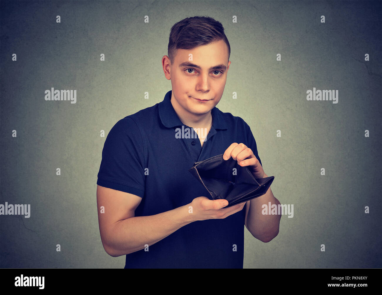 Junge Mann zeigt leere Mappe kein Geld und Suchen umgekippt an Kamera Stockfoto