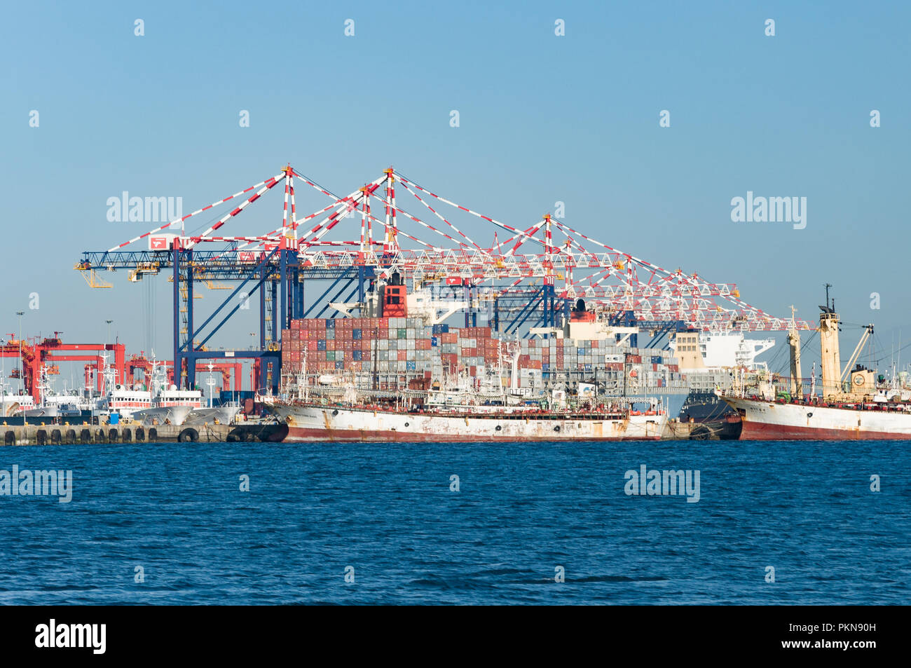 Kräne und Schiffe im Hafen von Kapstadt, Südafrika Stockfoto